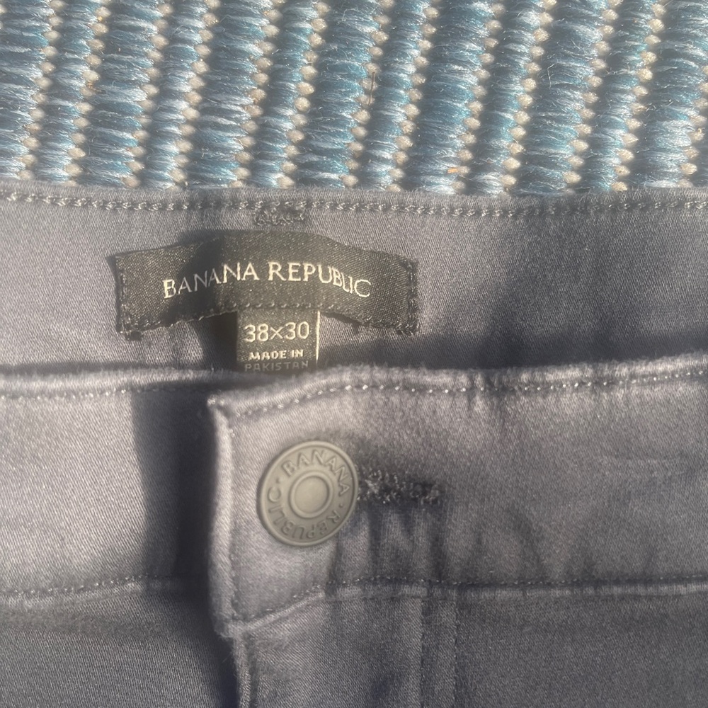 Banana Republic 38/32 mens jeans grey in color. Excellent condition